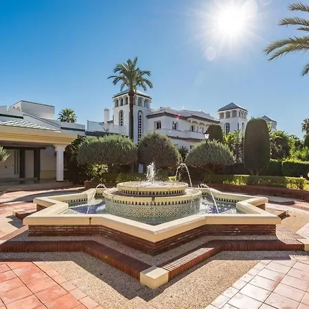 Gorgeous Beachfront With Stunning Sea Views & Garden Apartment