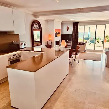 Gorgeous Beachfront With Stunning Sea Views & Garden Apartment