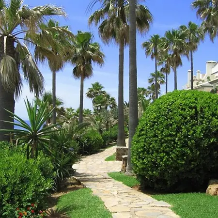 Gorgeous Beachfront With Stunning Sea Views & Garden Apartment *